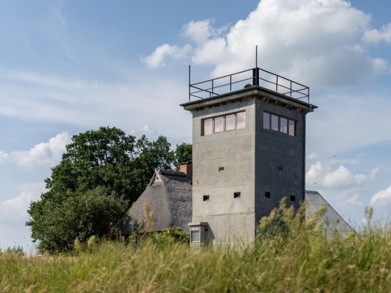 beton-restaurierung-sichtbeton-denkmal-ddr-grenzturm-beconart-himmel-bleckede-elbe-800x600-1.jpg